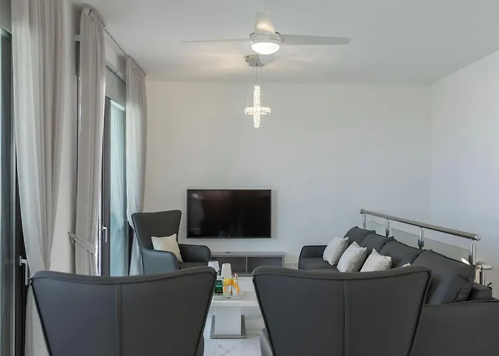 Luxury Paphos Adaris 5 Bedroom Private Swimming Pool