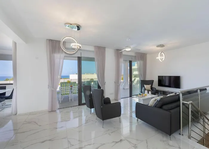 ヴィラ Luxury Paphos Adaris 5 Bedroom Private Swimming Pool ペイヤ