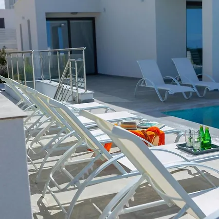 Villa Adaris Coral Bay Villa