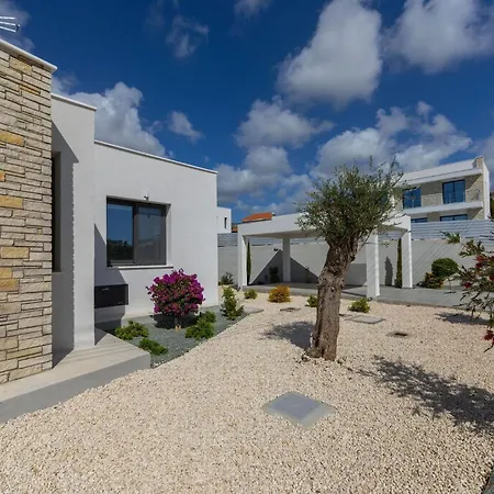 Villa Adaris Coral Bay Villa