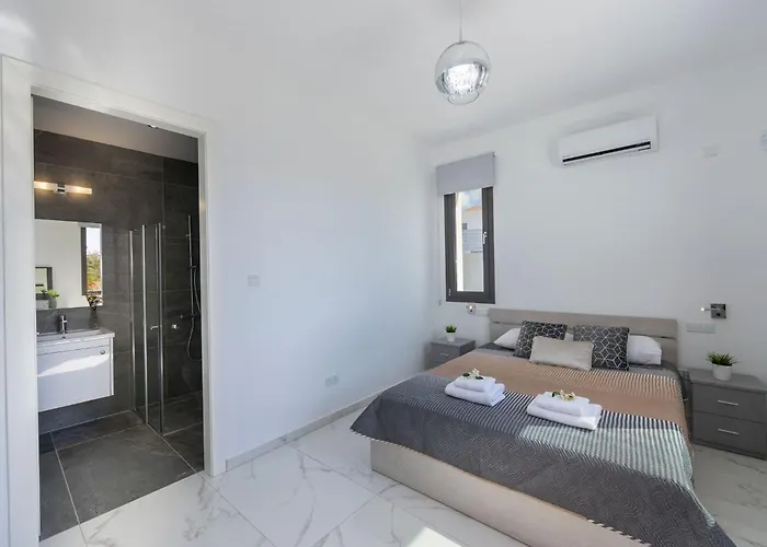 Luxury Paphos Adaris 5 Bedroom Private Swimming Pool